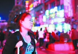 走在燈火闌珊的蘭州街頭，史女士迷茫無助。