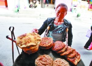 手頭拮據(jù)，每天只能吃一頓飯。