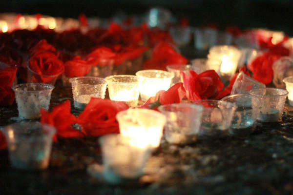 上海財(cái)經(jīng)大學(xué)蠟燭表白后被潑水現(xiàn)場(chǎng) 上海財(cái)經(jīng)大學(xué)蠟燭表白后被潑水現(xiàn)場(chǎng)