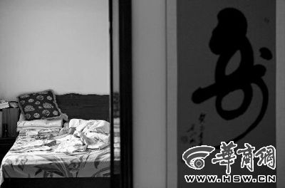 昨日，徐萬(wàn)發(fā)躺在自家床上，鼻子插著氧氣管 記者張杰攝