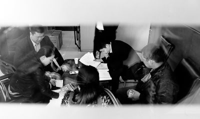 今天上午，喜隆多接待處內(nèi)，市場管理方與商戶核對租金和抵押金數(shù)目