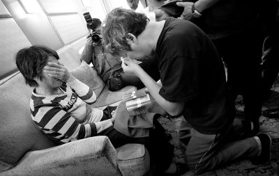 李春平跪在劉洪魁母親跟前送上捐款。談及烈士，兩人相對而泣