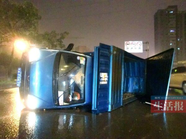 小貨車側(cè)翻現(xiàn)場。