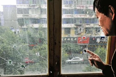 10月17日，朱先生家窗戶被擊穿。