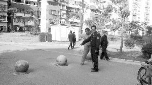 就為了搬這個(gè)石墩，男子打傷了兩個(gè)保安