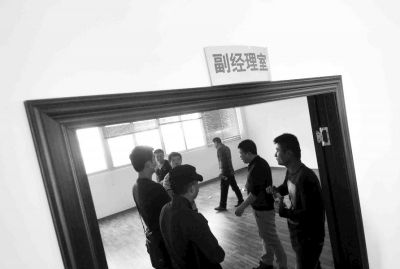  副經(jīng)理室裝修得相當(dāng)豪華，稱得上“土豪”級(jí)別