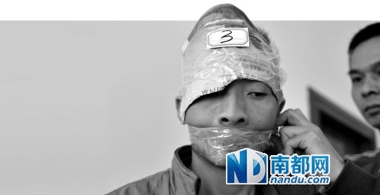 為了防止犯罪嫌疑人串供，民警用膠帶將犯罪嫌疑人的嘴封住。