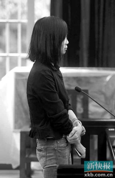 昨日，何敏在庭上抿著嘴不停抹眼淚。新快報記者孫毅/攝