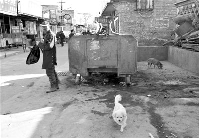 昨日，村民在通州區(qū)馬駒橋的這個垃圾箱旁，發(fā)現(xiàn)一被棄男嬰，急救人員趕到后確認男嬰已死亡。新京報記者 黃月 攝