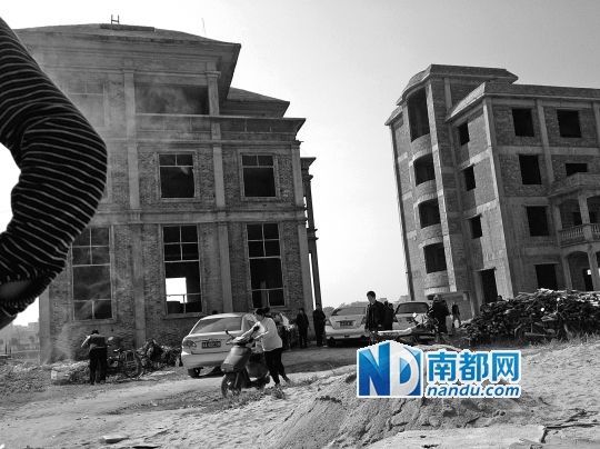 兩棟被舉報(bào)的違建樓下昨日一度聚集了超過(guò)百人，城管離開(kāi)后逐漸散去。南都記者張志韜實(shí)習(xí)生宋超攝