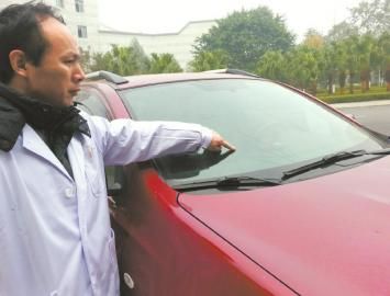 唐中山的車玻璃被醉酒男子砸壞。