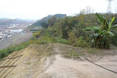 劉某被拋下地方6米處，是一處10多米深的懸崖。