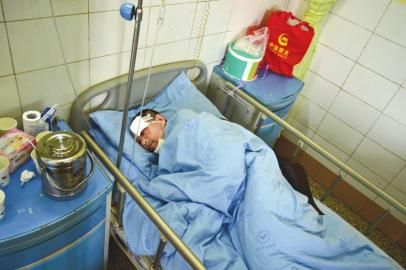 被拋棄荒野的傷者劉某在接受治療。