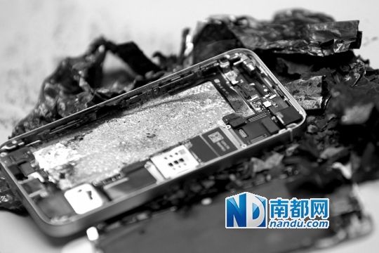 于先生的新iPhone5S手機直接“爆”廢。 南都記者劉有志攝