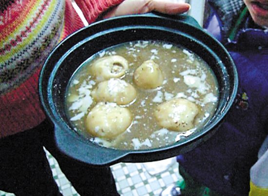 由于放置時(shí)間過久，鍋里的湯圓已經(jīng)非常大，湯圓皮上浮現(xiàn)很多白色物質(zhì)。