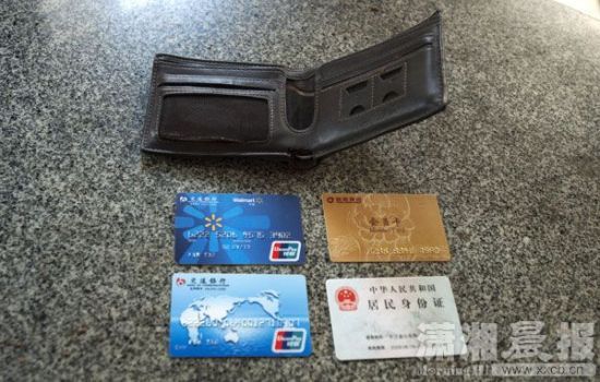 12月24日，長沙雨花區(qū)美聯(lián)天驕城，當(dāng)事人范先生展示小偷寄回的錢包、身份證和銀行卡。