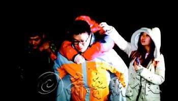 　途中女隊(duì)友小妮突發(fā)高燒，男隊(duì)員輪流背了她三個(gè)小時(shí)，直到網(wǎng)友開(kāi)車(chē)來(lái)接