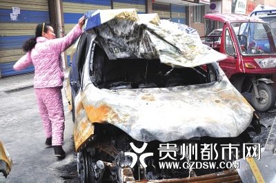 才跑8000公里的車被燒得不成樣子。