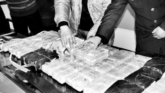 警方收繳的毒品和毒資。警方供圖