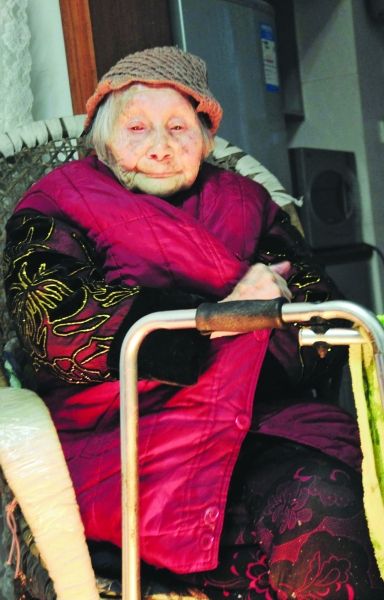 正在取暖的熊婆婆。見習(xí)記者 楊榮峰 攝