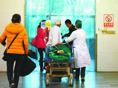 受傷女孩做完手術(shù)被送往重癥監(jiān)護室。記者楊濤 攝