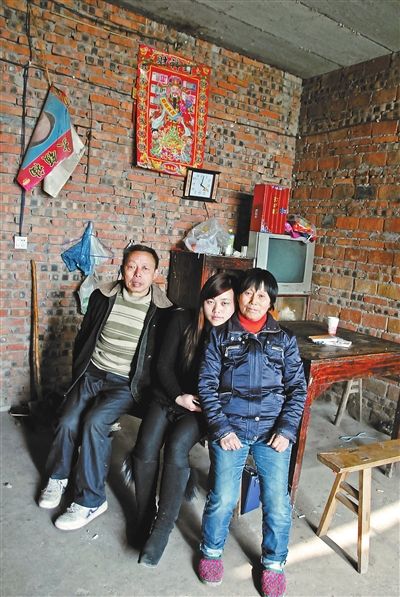 超生女謝先梅(中)、養(yǎng)父謝運(yùn)才（左）、謝運(yùn)才的嫂子唐富秀