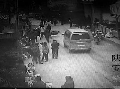 監(jiān)控錄像顯示，劉某側(cè)身行走時(shí)不慎跌倒，王某途經(jīng)此處時(shí)將其扶起（圖中畫圈處） 通訊員 何春地 攝