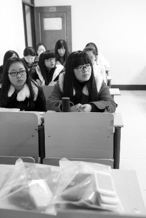 在限時斷網(wǎng)前，江大已有發(fā)起拒絕手機低頭族活動，圖為設立了手機暫存袋的課堂 吳奕 攝