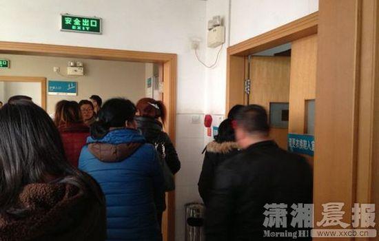 ICU搶救室前家屬。圖|瀟湘晨報記者 陳斌