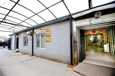 2月25日，北京石景山醫(yī)院，太平間旁的一間辦公室外掛有“八寶山殯儀館石景山醫(yī)院服務(wù)站”的牌子。本版攝影/新京報(bào)記者 王叔坤