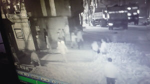 擋道3小時，司機路人“望磚興嘆”