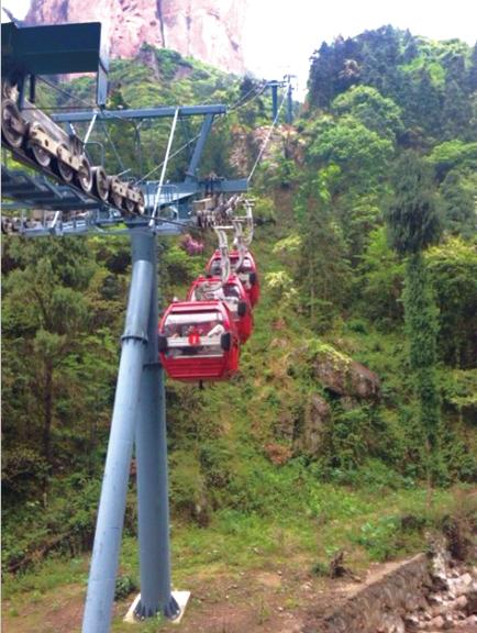 當(dāng)時(shí)還有3個(gè)轎廂懸在半空中。溫先生供圖
