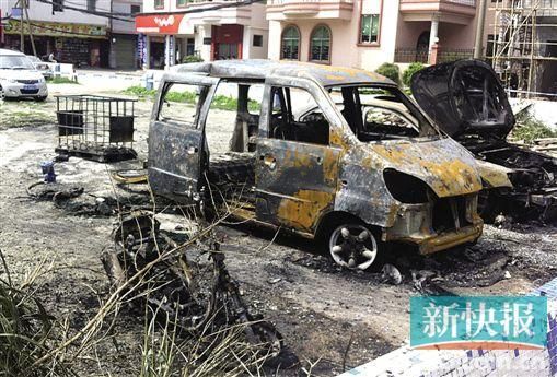 涉事面包車燒剩鐵殼。