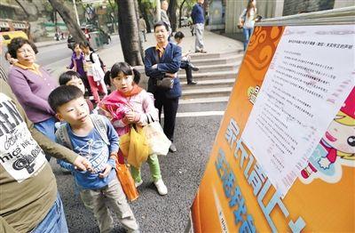 昨日，中華路小學(xué)貼出告示，提醒家長(zhǎng)不要相信傳言。