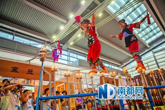 2號展館，苗族姑娘表演踩燈泡絕技《電光玫瑰》，赤腳踩上40瓦的燈泡并做出高難度動作。 南都記者 霍健斌 攝
