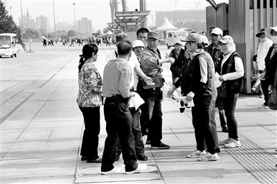 團(tuán)伙景點(diǎn)低價(jià)拍照攬客高價(jià)賣 交易不成進(jìn)行威脅 團(tuán)伙景點(diǎn)低價(jià)拍照攬客高價(jià)賣 交易不成進(jìn)行威脅