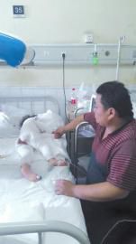 伏登順與女兒在一起。