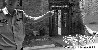 昨日，西安市閻良區(qū)譚家村，警方在孫某家調(diào)查 記者 黃利健 攝