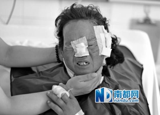 受狼群襲擊受傷較重的村民在接受救治。C FP圖片