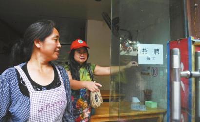 8月14日，市民志愿者體驗(yàn)城管執(zhí)法招呼商家不要亂張貼。