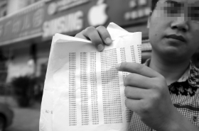 8月24日,長(zhǎng)沙縣泉塘小區(qū),沈先生貪便宜買“蘋果5S”手機(jī),之后發(fā)現(xiàn)銀行卡數(shù)萬元被盜刷。圖/實(shí)習(xí)生張迪