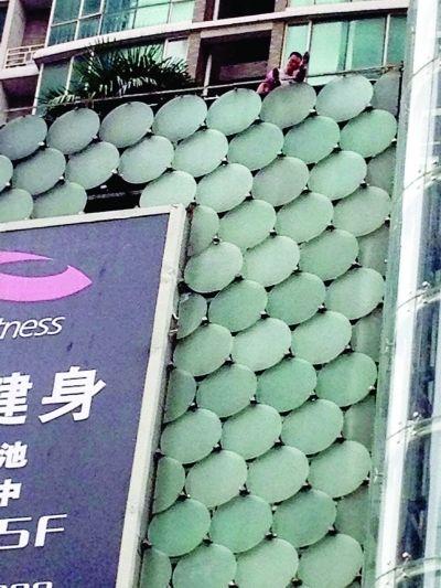 環(huán)亞廣場5樓露臺上，有一男子揚(yáng)言跳樓。
