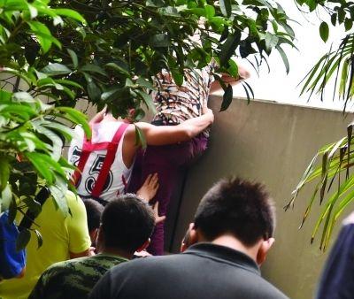 2小時后，該包工頭終于被抱下來了。