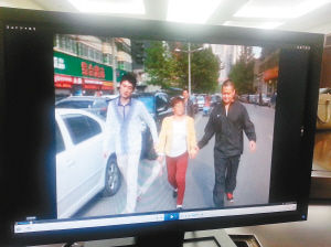 　　便衣民警將一名“站街女”帶回調(diào)查。