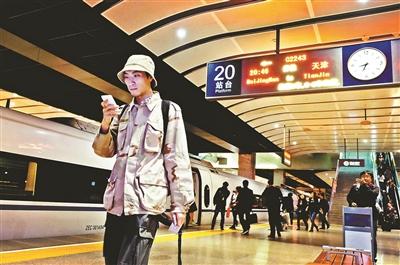 家住天津，在北京工作，呂先生每天乘坐京津城際列車上下班