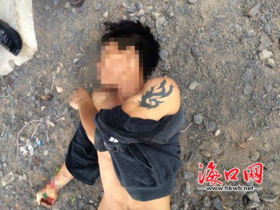 死亡的男子，左手手臂上有紋身