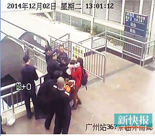 民警果斷將孩子救下,并控制跳樓男子。 通訊員圖(視頻截圖)