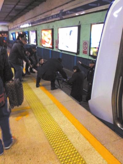 地鐵工作人員將林某從站臺下救起。網(wǎng)友供圖