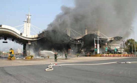 1月16日中午，G60（滬昆）高速浙江段常山收費(fèi)站發(fā)生一起貨車自燃事故
