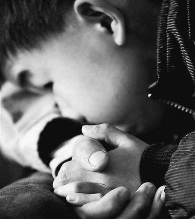 10歲小兒子緊緊握著哥哥的手。資料圖片